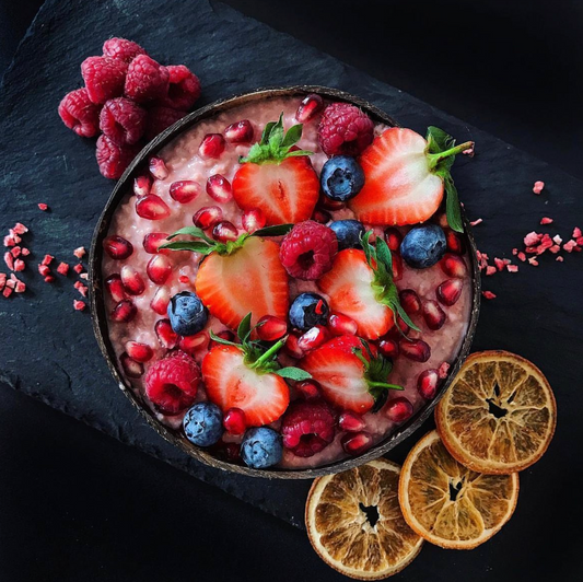 β¨ How pretty is this Pink Pitaya and Berry Oats, all done in the Original Coconut Bowl! π₯₯ππ«