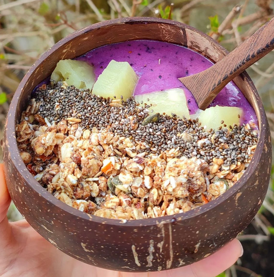 🧳 Transport yourself to the tropics with this BANANA & BLUEBERRY SMOOTHIE COCONUT BOWL FILLED WITH NUTTY GRANOLA 😎🍌🏖️