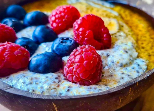 ✨Start breakfast off right with a berry healthy coconut bowl of porridge 👅🫐🥥