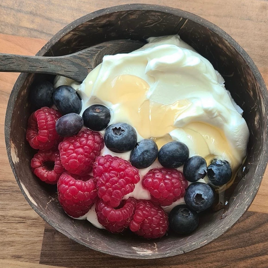 ☀️ Head to sunny Europe this morning with a 🇬🇷 Greek-Style Yogurt Coconut Bowl 💙🫐